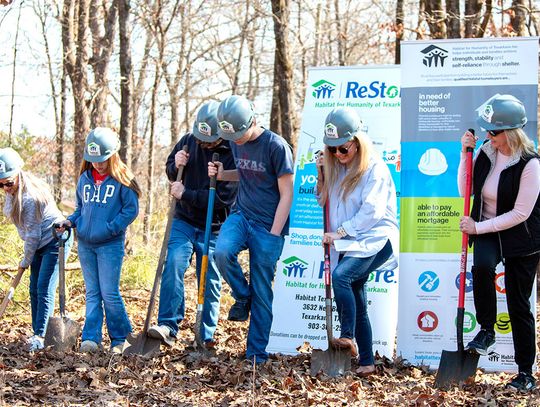 Habitat for Humanity makes family happy in Hooks
