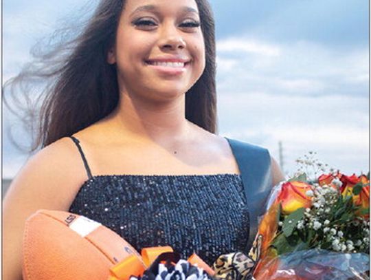 Homecoming Queens Crowned for Redwater and DeKalb