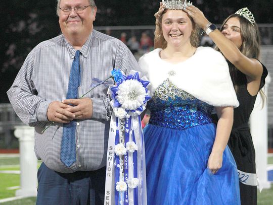 Hooks crowns 2023 Homecoming Queen