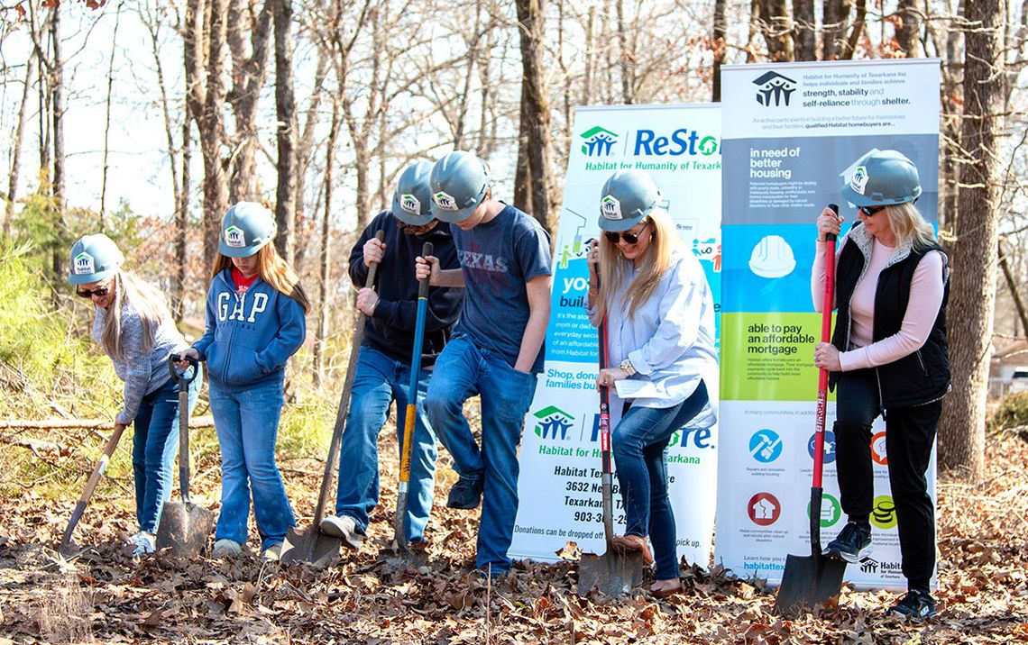 Habitat for Humanity makes family happy in Hooks Habitat for Humanity makes family happy in Hooks