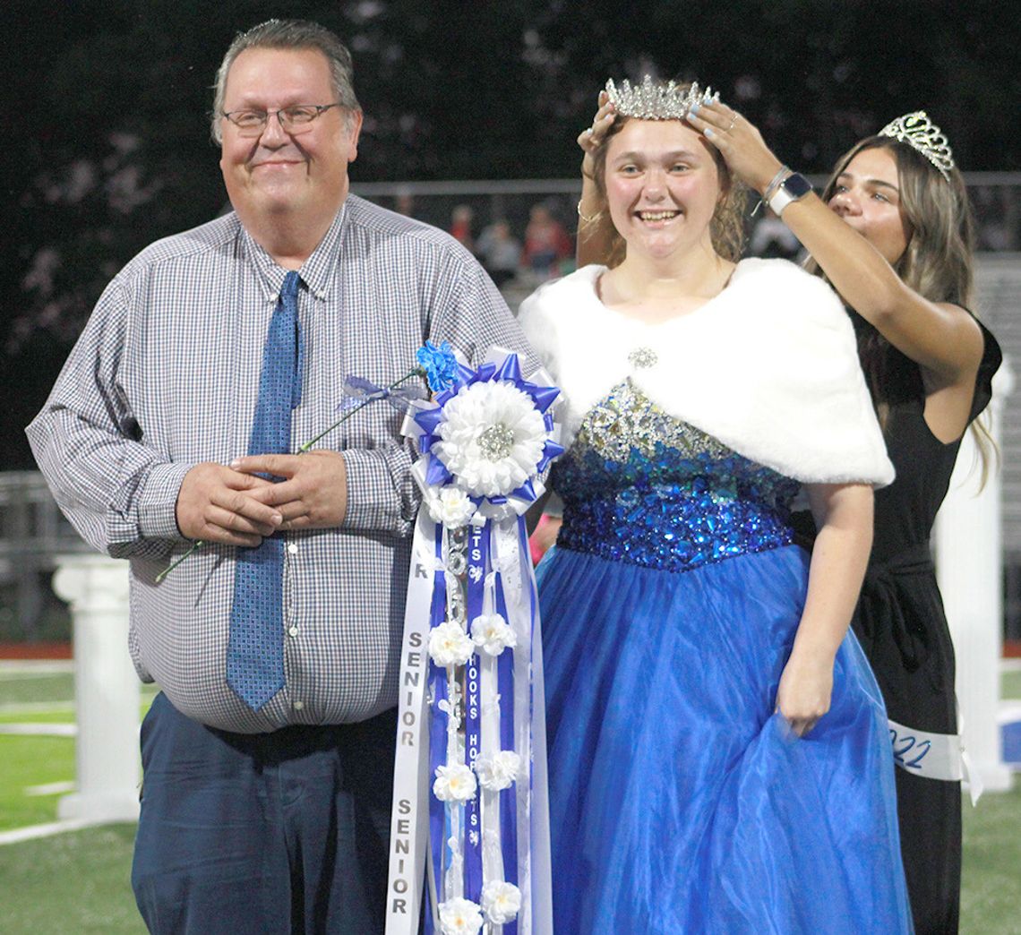 Hooks crowns 2023 Homecoming Queen